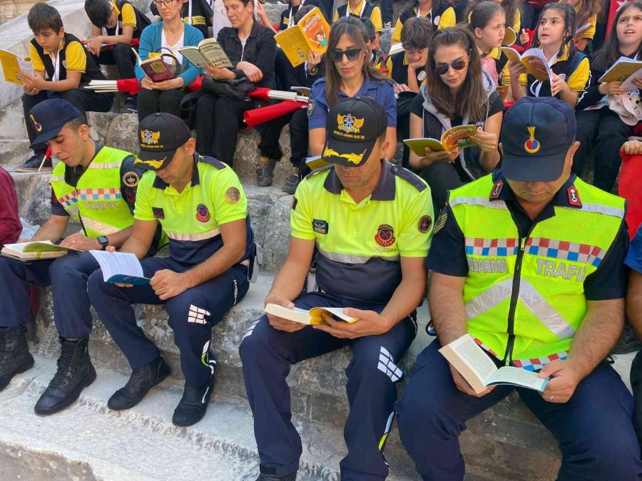 Aspendos Antik Tiyatrosu’nda 6 Bin Öğrenci Aynı Anda Kitap Okudu