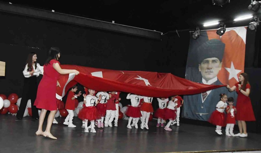 Minik Öğrencilerden Büyük Gösteri