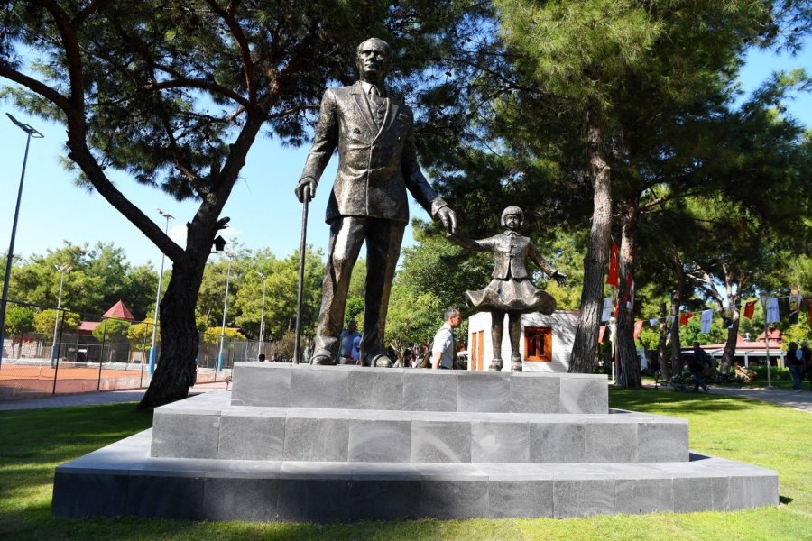 Hayatpark’a Atatürk Anıtı