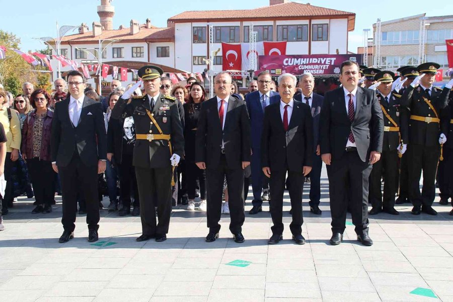 Akşehir’de Cumhuriyet Bayramı Kutlamaları Çelenk Sunumuyla Başladı