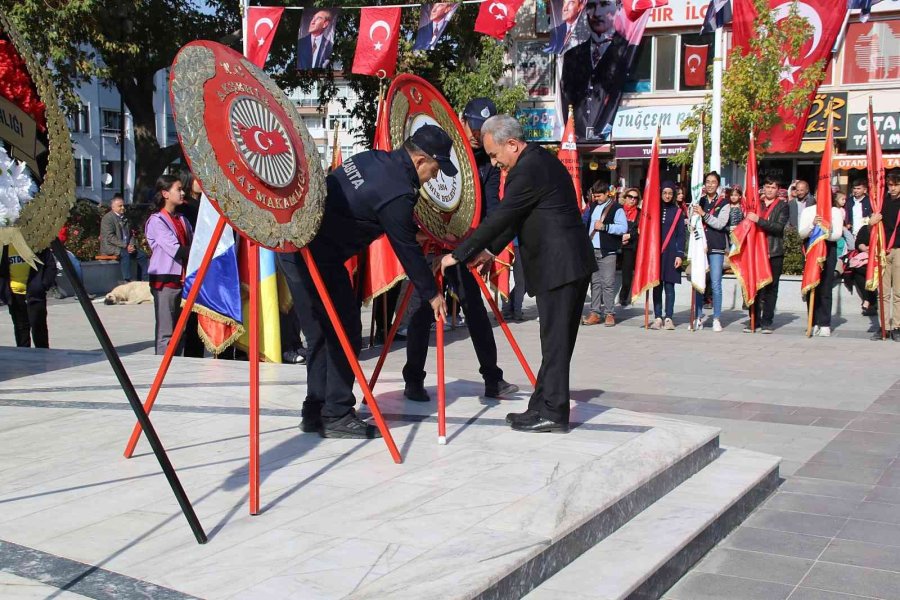 Akşehir’de Cumhuriyet Bayramı Kutlamaları Çelenk Sunumuyla Başladı