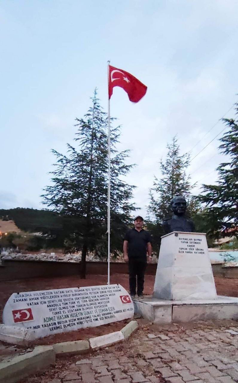 Şehit Kabirlerinin Başına Türk Bayrağı Dikti, Bartın’daki Maden Şehitlerini De Unutmadı