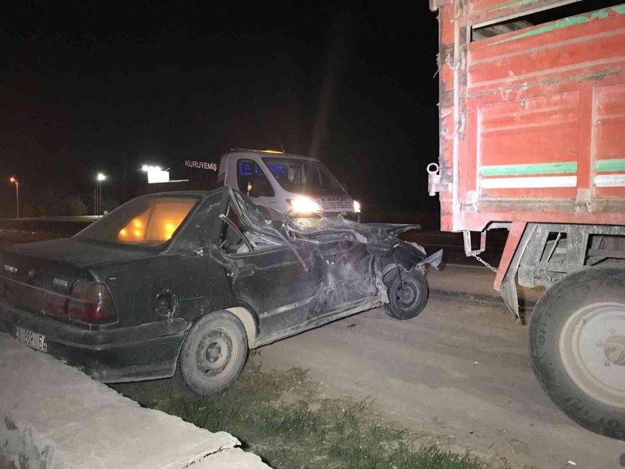 Traktör Römorkuna Çarpan Otomobil Sürücüsü Yaralandı