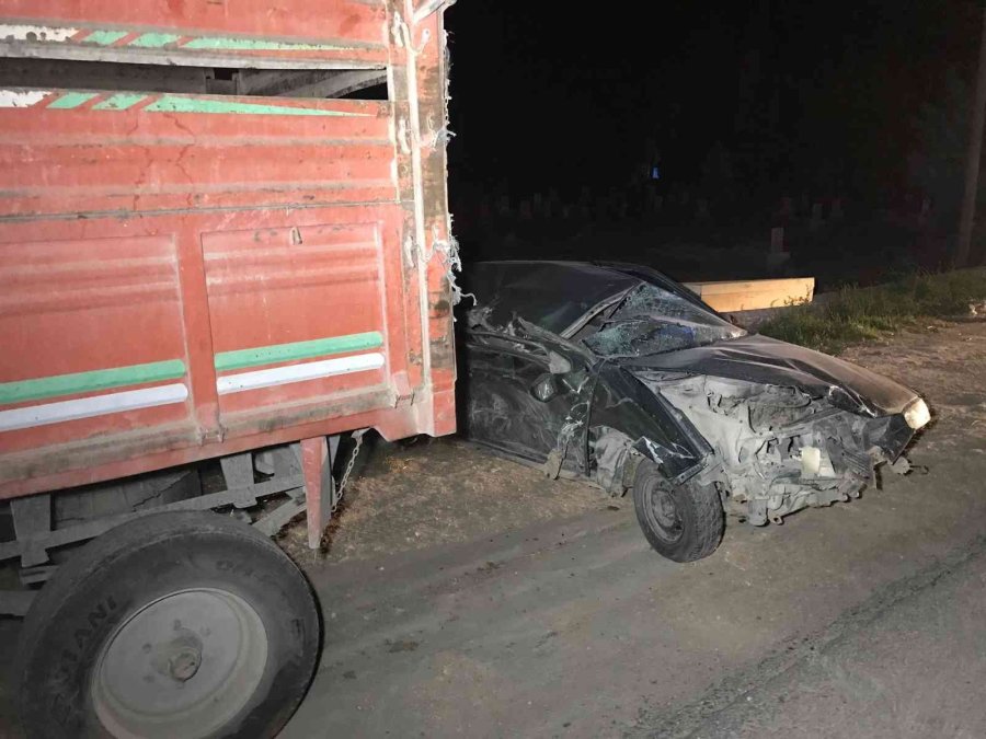Traktör Römorkuna Çarpan Otomobil Sürücüsü Yaralandı