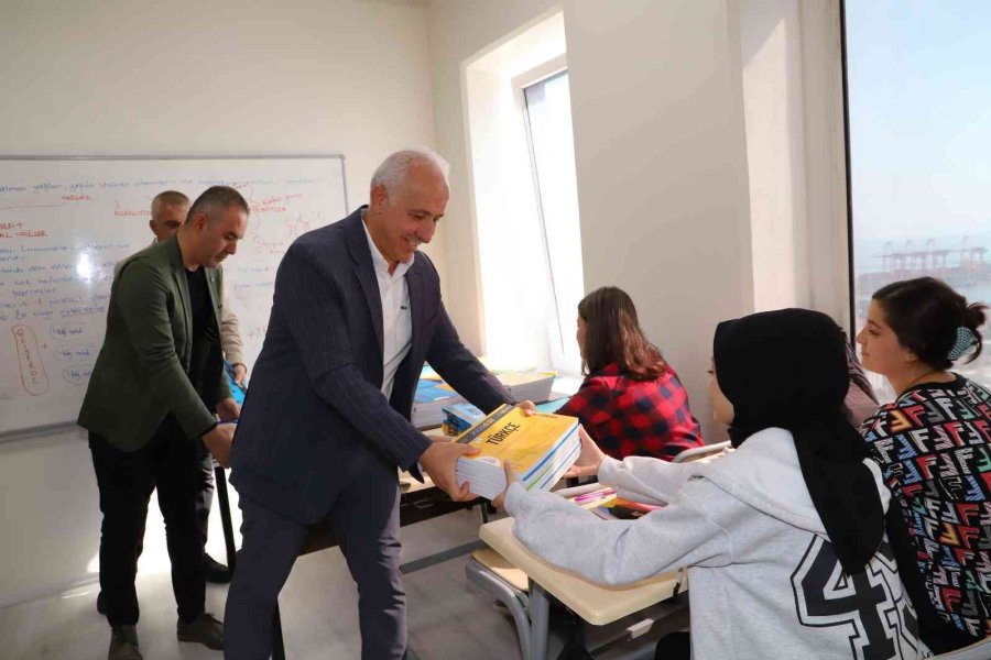 Başkan Gültak, Üniversiteye Hazırlanan Öğrencilere Kaynak Kitaplar Hediye Etti