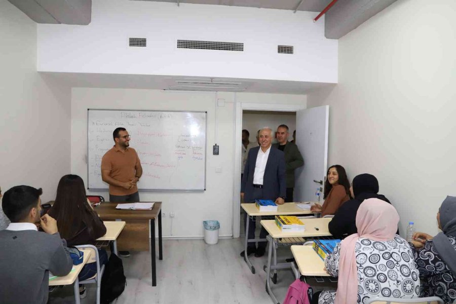 Başkan Gültak, Üniversiteye Hazırlanan Öğrencilere Kaynak Kitaplar Hediye Etti