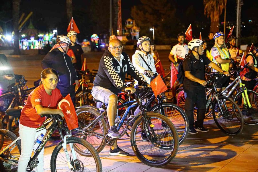 29 Ekim Coşkusu Antalya Sokaklarında