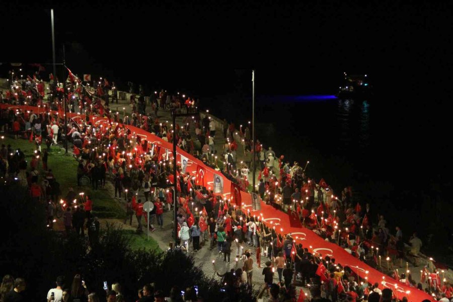 Antalya’da Cumhuriyet’in 99. Yıl Dönümünde Fener Alayı Ve Sefo Konseri