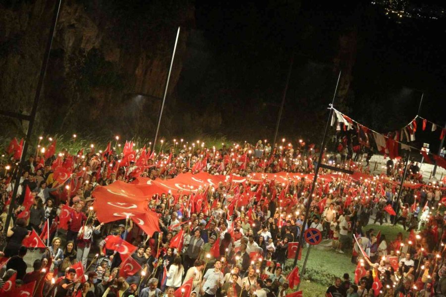 Antalya’da Cumhuriyet’in 99. Yıl Dönümünde Fener Alayı Ve Sefo Konseri