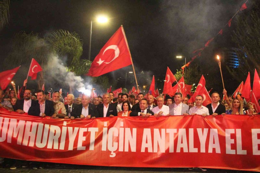 Antalya’da Cumhuriyet’in 99. Yıl Dönümünde Fener Alayı Ve Sefo Konseri