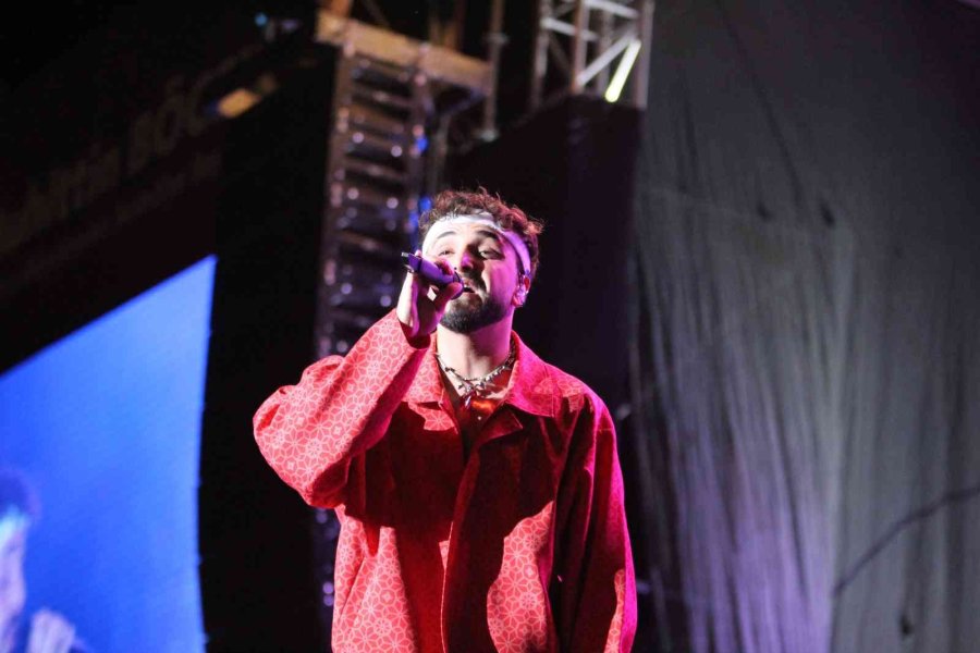 Antalya’da Cumhuriyet’in 99. Yıl Dönümünde Fener Alayı Ve Sefo Konseri