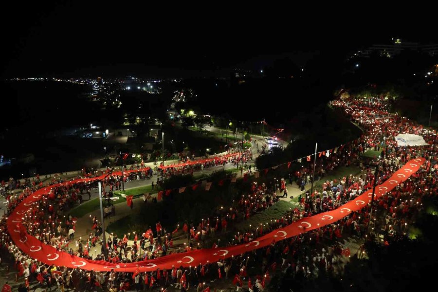 Antalya’da Cumhuriyet’in 99. Yıl Dönümünde Fener Alayı Ve Sefo Konseri