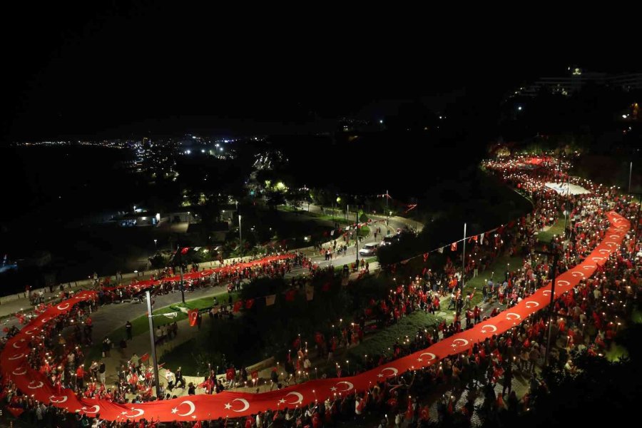 Antalya’da Cumhuriyet’in 99. Yıl Dönümünde Fener Alayı Ve Sefo Konseri
