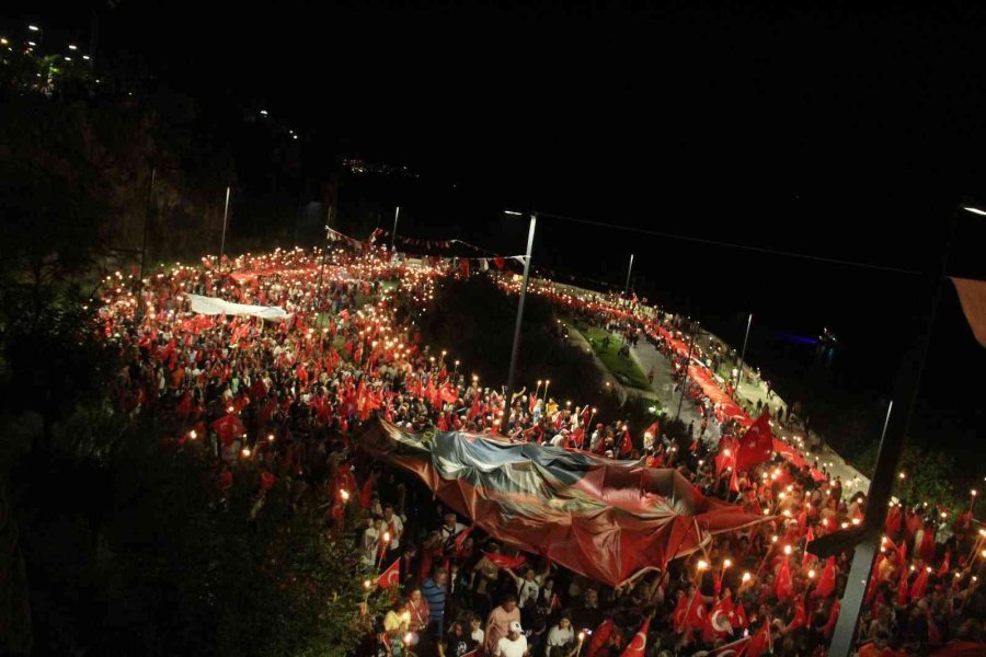 Antalya’da Cumhuriyet’in 99. Yıl Dönümünde Fener Alayı Ve Sefo Konseri