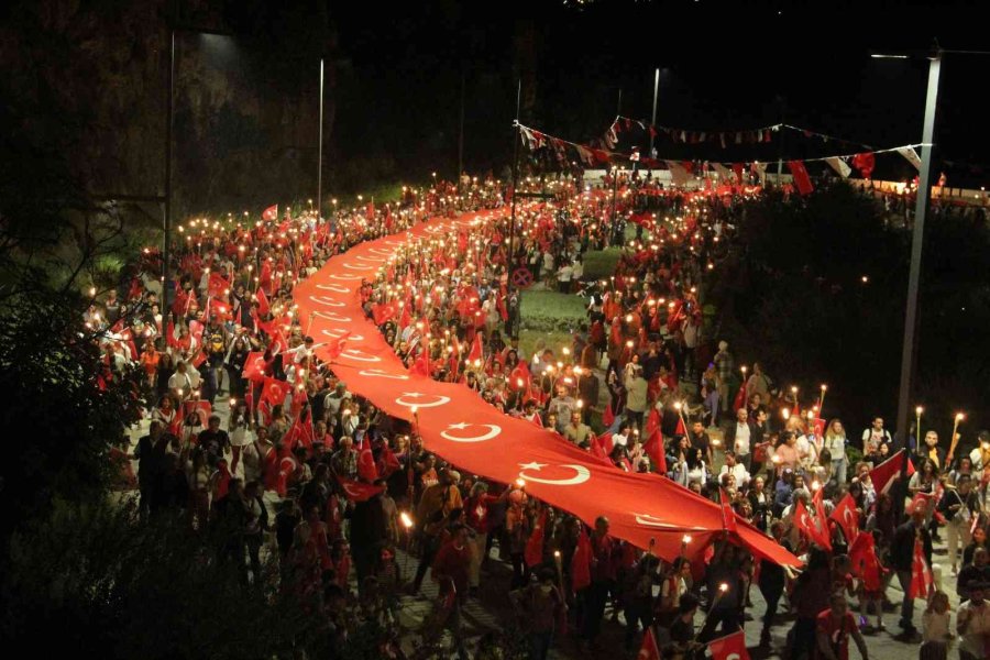 Antalya’da Cumhuriyet’in 99. Yıl Dönümünde Fener Alayı Ve Sefo Konseri