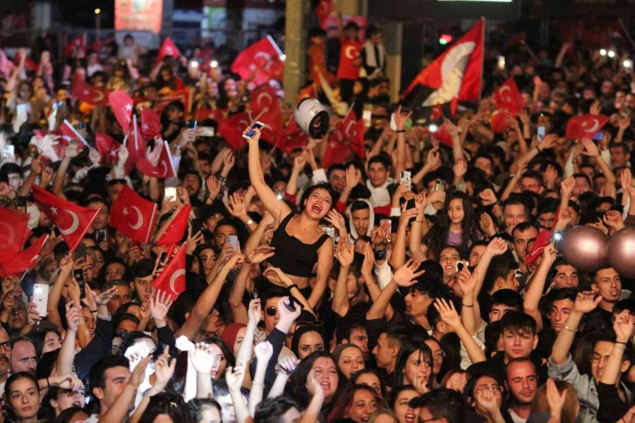 Antalya’da Cumhuriyet’in 99. Yıl Dönümünde Fener Alayı Ve Sefo Konseri