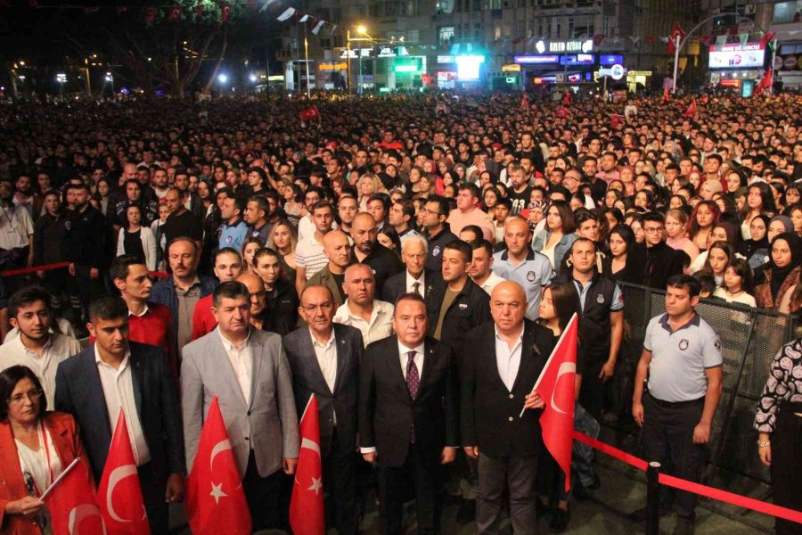 Antalya’da Cumhuriyet’in 99. Yıl Dönümünde Fener Alayı Ve Sefo Konseri