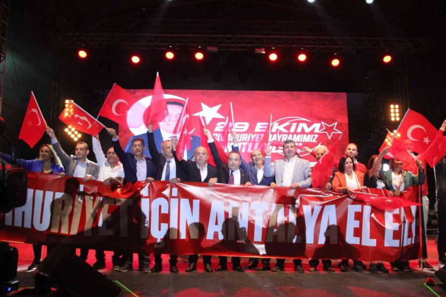 Antalya’da Cumhuriyet’in 99. Yıl Dönümünde Fener Alayı Ve Sefo Konseri