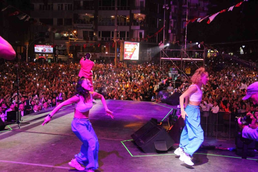 Antalya’da Cumhuriyet’in 99. Yıl Dönümünde Fener Alayı Ve Sefo Konseri