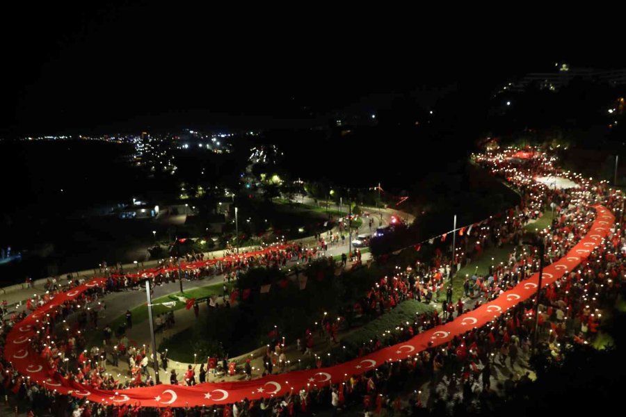 Antalya’da Cumhuriyet’in 99. Yıl Dönümünde Fener Alayı Ve Sefo Konseri