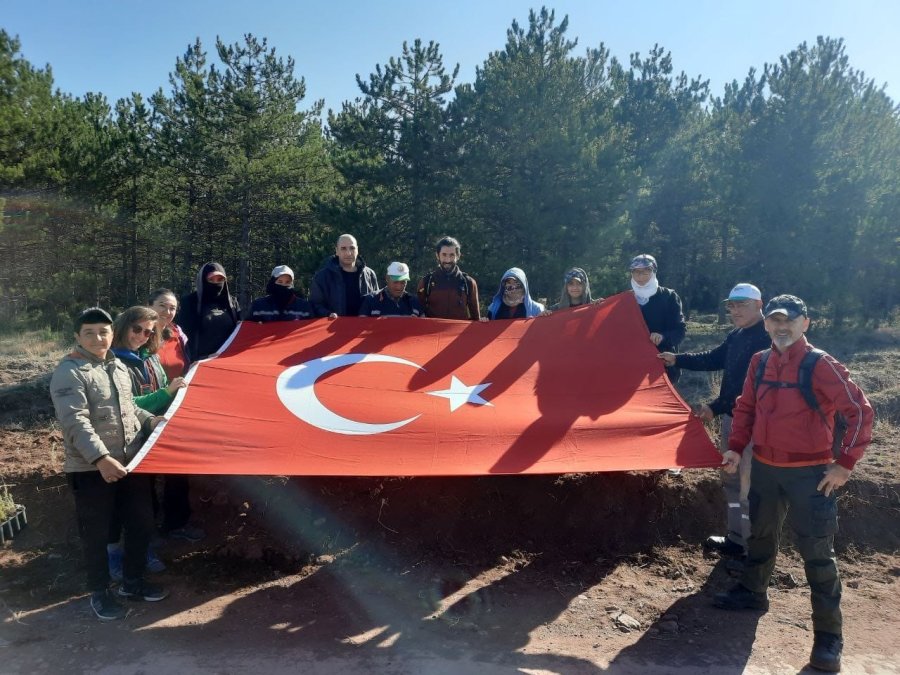 10 Kilometre Yürüyerek Dağ Yamacında Yer Alan Büyük Türk Bayrağına Ulaştılar