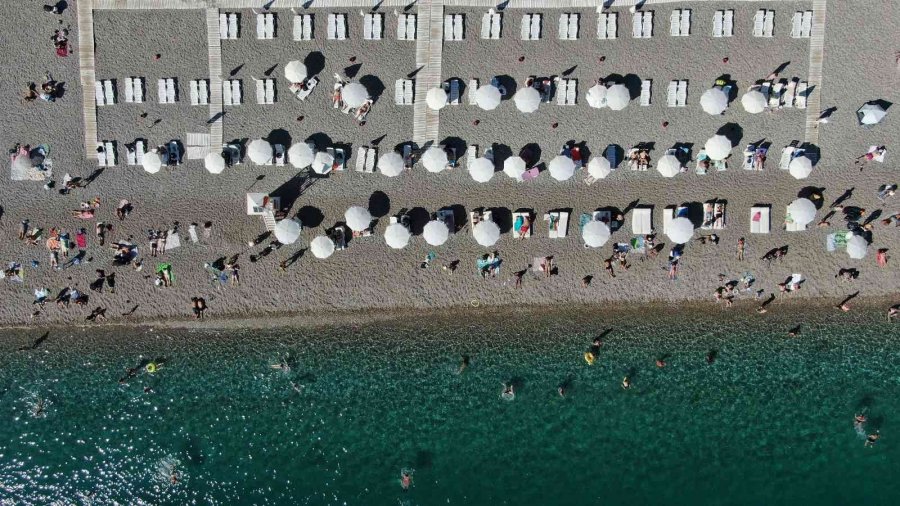 Antalya Sahillerinde Ekim Ayı Sonunda Yaz Yoğunluğu