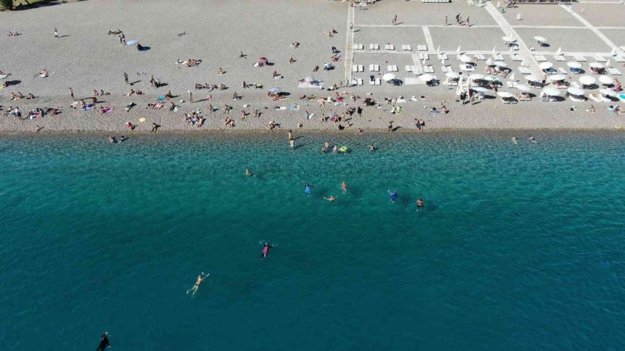 Antalya Sahillerinde Ekim Ayı Sonunda Yaz Yoğunluğu