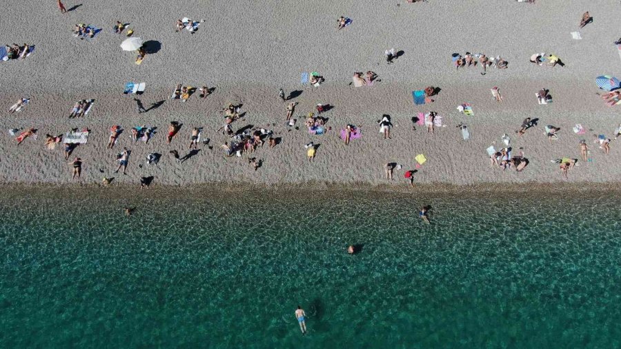 Antalya Sahillerinde Ekim Ayı Sonunda Yaz Yoğunluğu