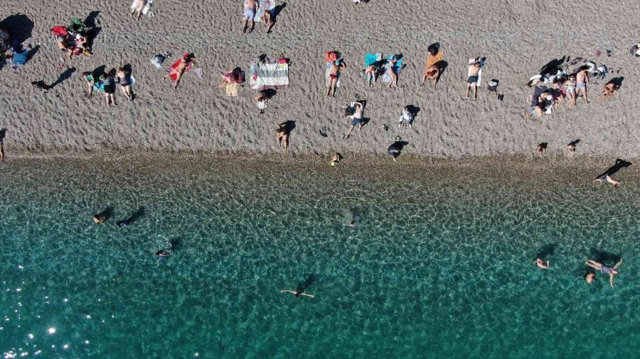 Antalya Sahillerinde Ekim Ayı Sonunda Yaz Yoğunluğu