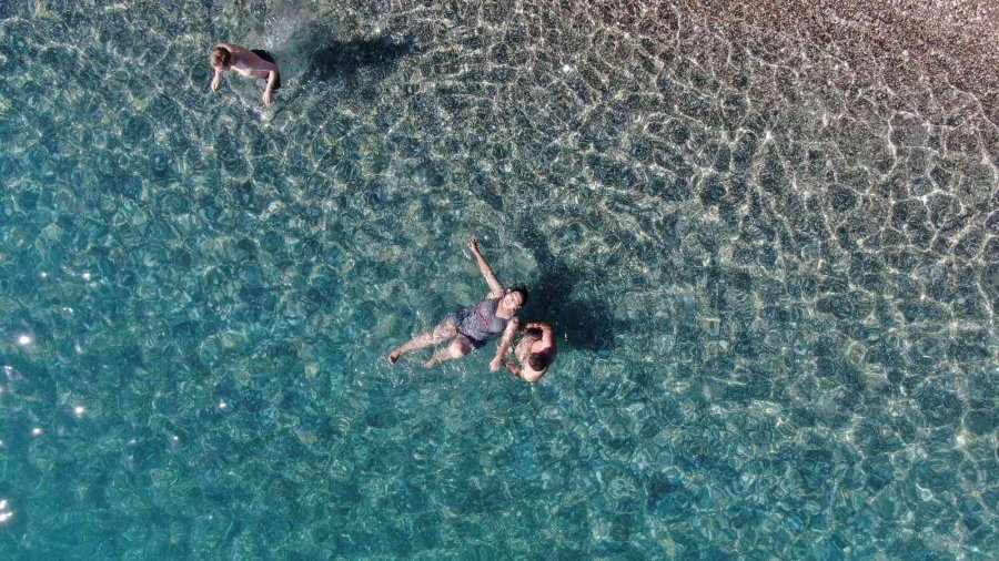 Antalya Sahillerinde Ekim Ayı Sonunda Yaz Yoğunluğu