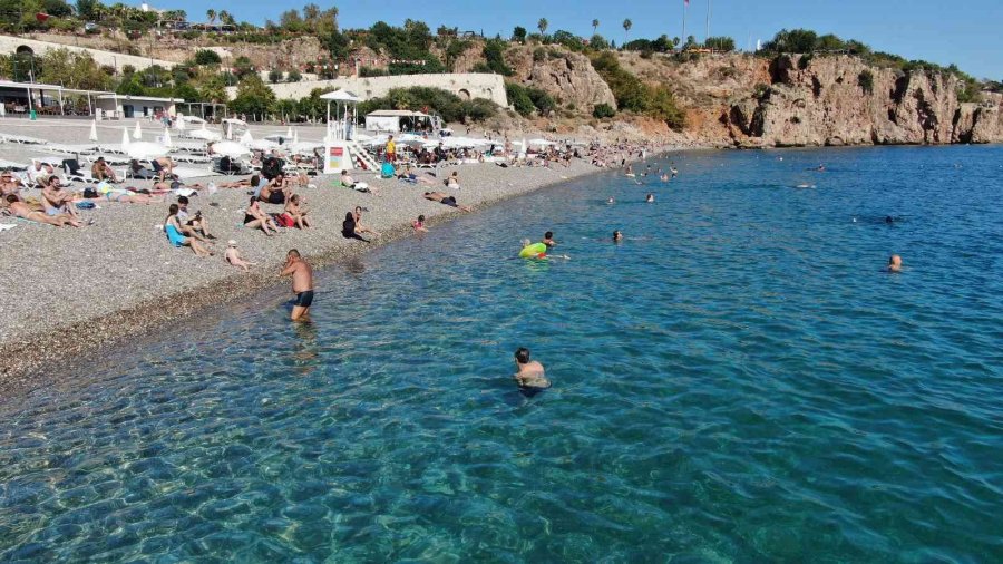 Antalya Sahillerinde Ekim Ayı Sonunda Yaz Yoğunluğu