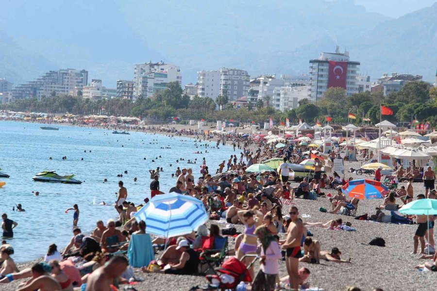 Antalya Sahillerinde Ekim Ayı Sonunda Yaz Yoğunluğu
