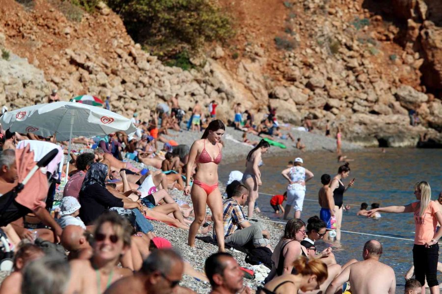 Antalya Sahillerinde Ekim Ayı Sonunda Yaz Yoğunluğu