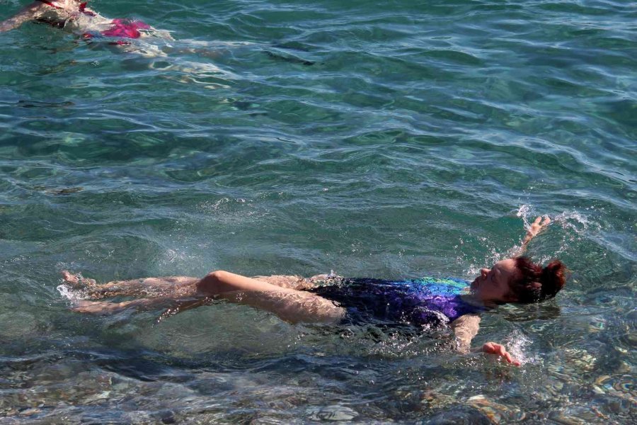 Antalya Sahillerinde Ekim Ayı Sonunda Yaz Yoğunluğu