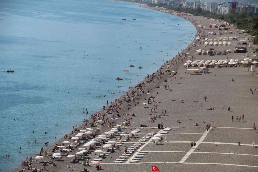 Antalya Sahillerinde Ekim Ayı Sonunda Yaz Yoğunluğu