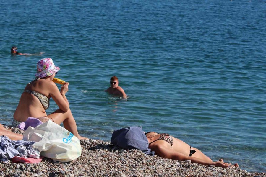 Antalya Sahillerinde Ekim Ayı Sonunda Yaz Yoğunluğu