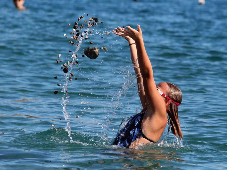 Antalya Sahillerinde Ekim Ayı Sonunda Yaz Yoğunluğu