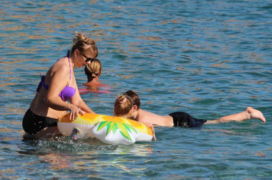 Antalya Sahillerinde Ekim Ayı Sonunda Yaz Yoğunluğu