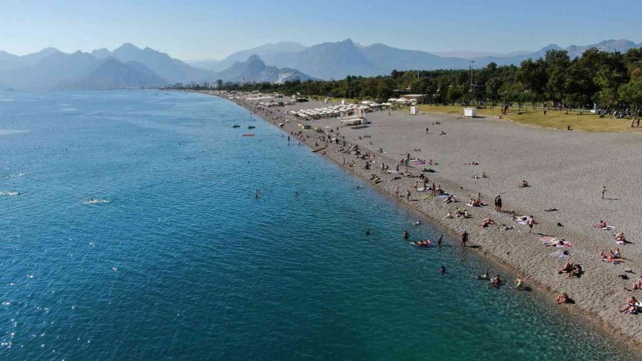 Antalya Sahillerinde Ekim Ayı Sonunda Yaz Yoğunluğu