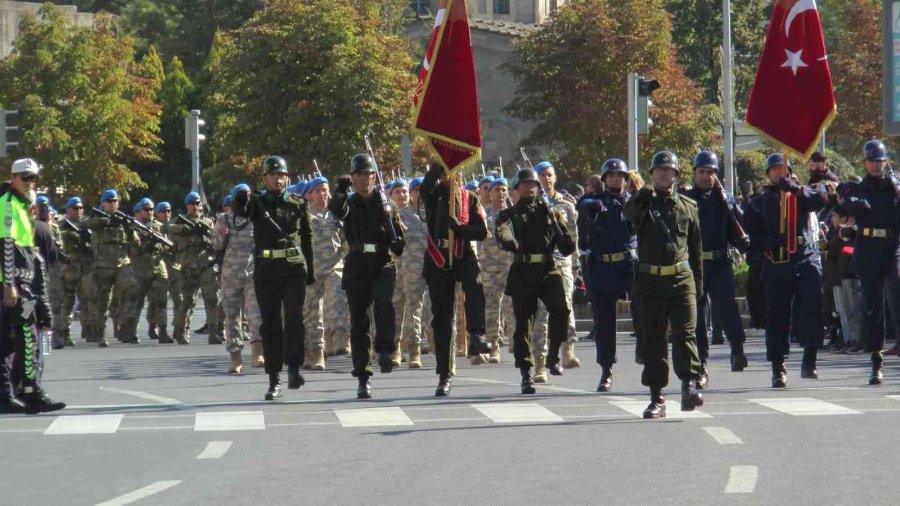 Miniklerden Geçit Töreni Kortejine Asker Selamlı Karşılama