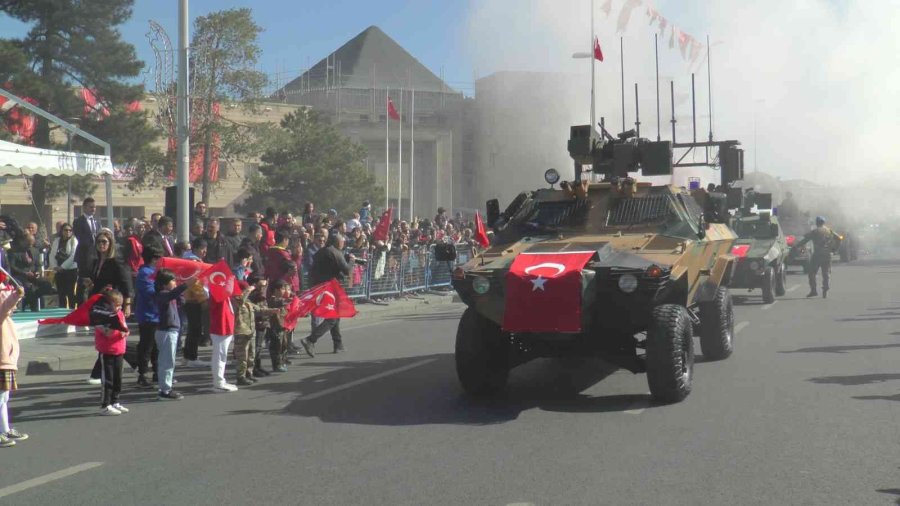 Miniklerden Geçit Töreni Kortejine Asker Selamlı Karşılama