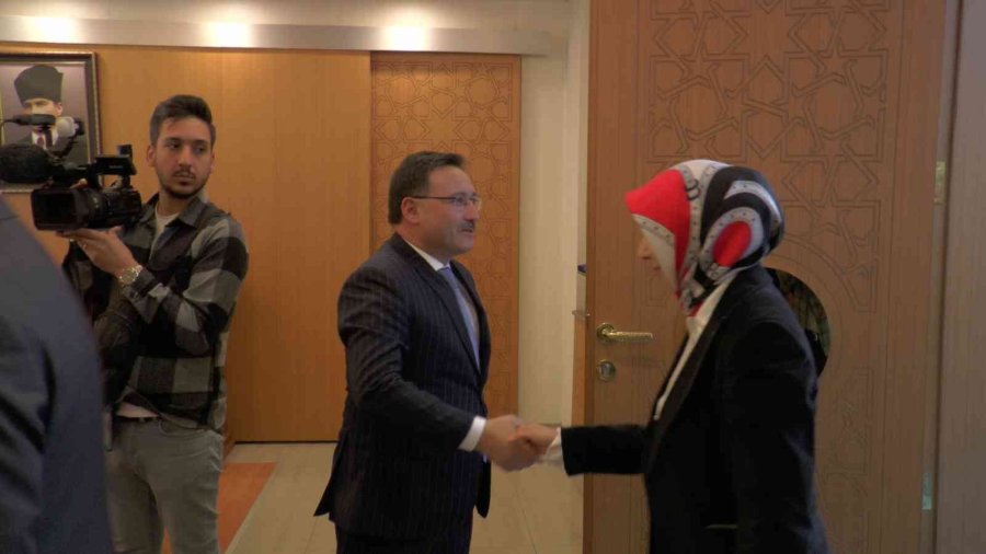 Miniklerden Geçit Töreni Kortejine Asker Selamlı Karşılama