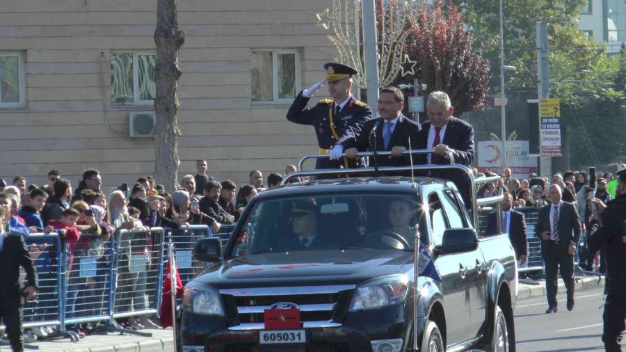 Miniklerden Geçit Töreni Kortejine Asker Selamlı Karşılama