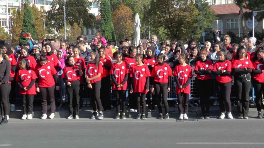 Miniklerden Geçit Töreni Kortejine Asker Selamlı Karşılama