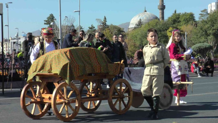 Miniklerden Geçit Töreni Kortejine Asker Selamlı Karşılama
