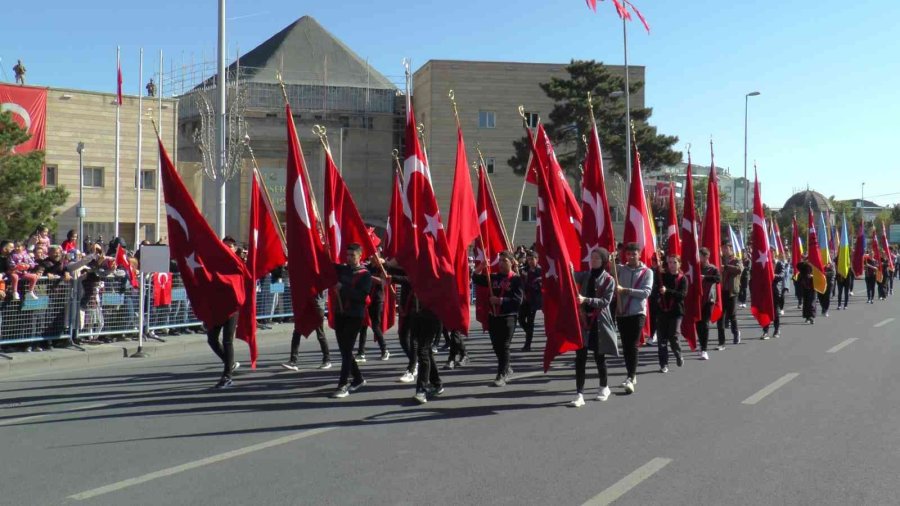 Miniklerden Geçit Töreni Kortejine Asker Selamlı Karşılama