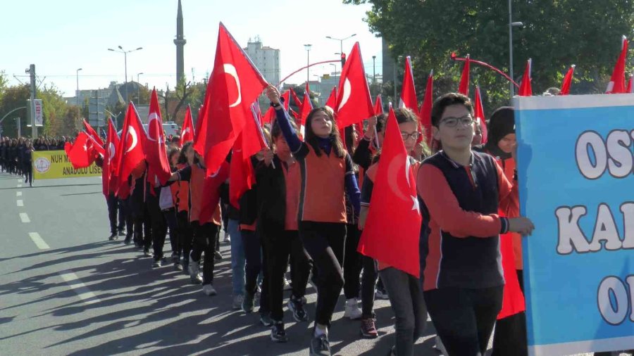 Miniklerden Geçit Töreni Kortejine Asker Selamlı Karşılama