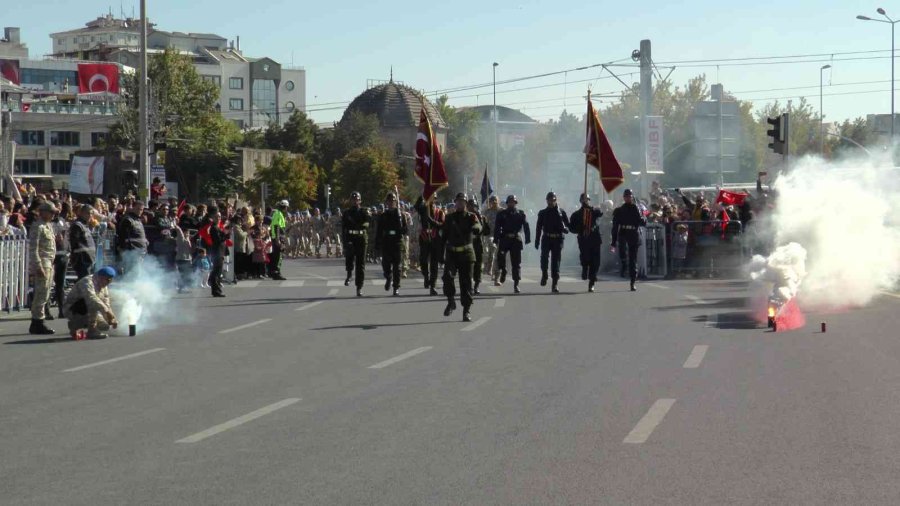 Miniklerden Geçit Töreni Kortejine Asker Selamlı Karşılama