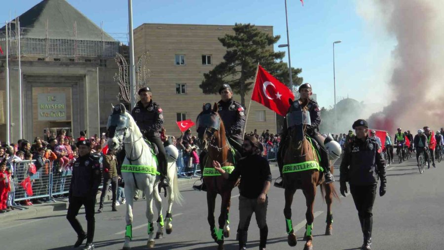 Miniklerden Geçit Töreni Kortejine Asker Selamlı Karşılama