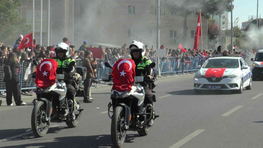 Miniklerden Geçit Töreni Kortejine Asker Selamlı Karşılama